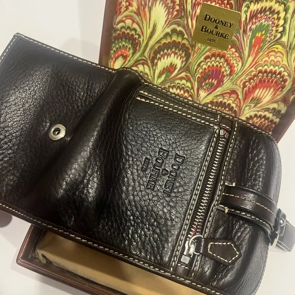 Vintage Dooney & Bourke Bifold Distressed Leather Wallet. Dark Brown. - Picture 4 of 7